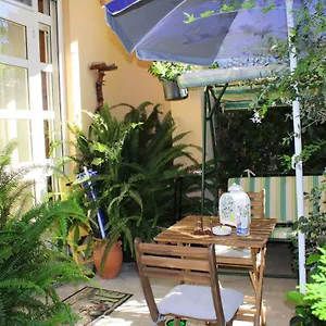 https://il-giardino-di-laura-private-rooms-mondello.sicilyhotelsitaly.net